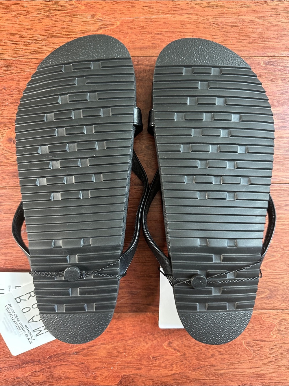 NWT. ROAM Demi Thong Vegan Black Minimalist Toe-Post Sandals - Picture 3 of 6